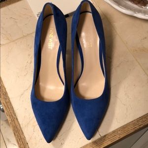 Blue suede Nine West pumps